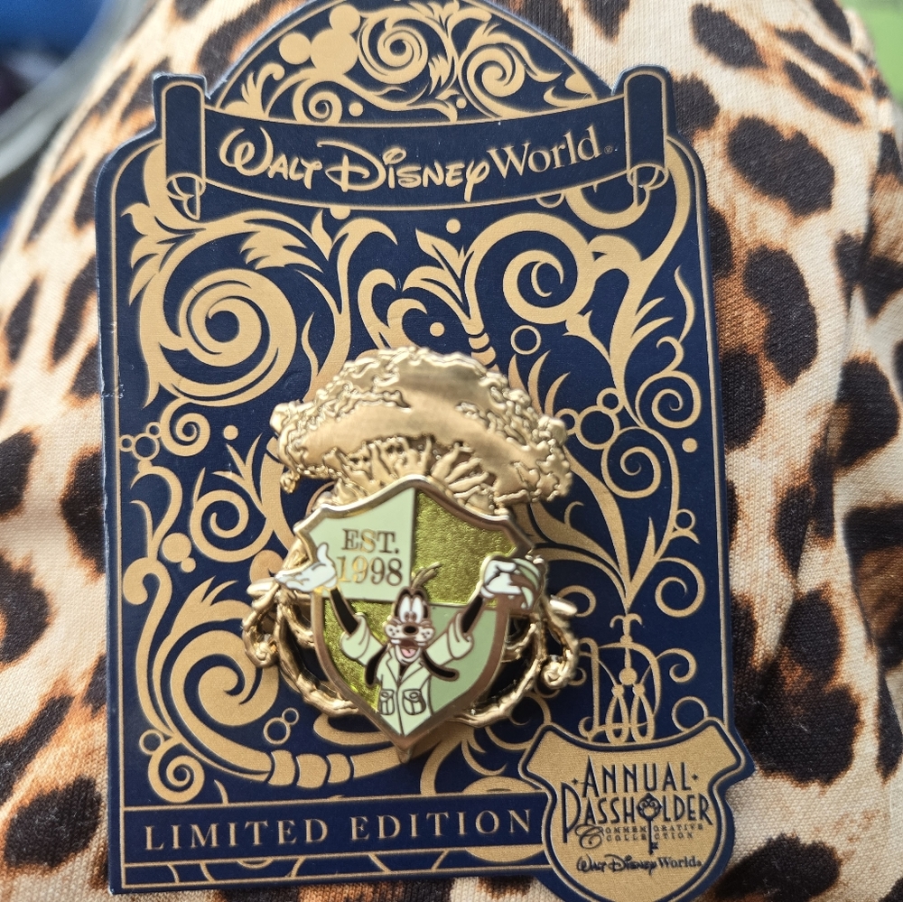 Walt Disney World Limited Edition Passholder Goofy Animal Kingdom 4 of 4